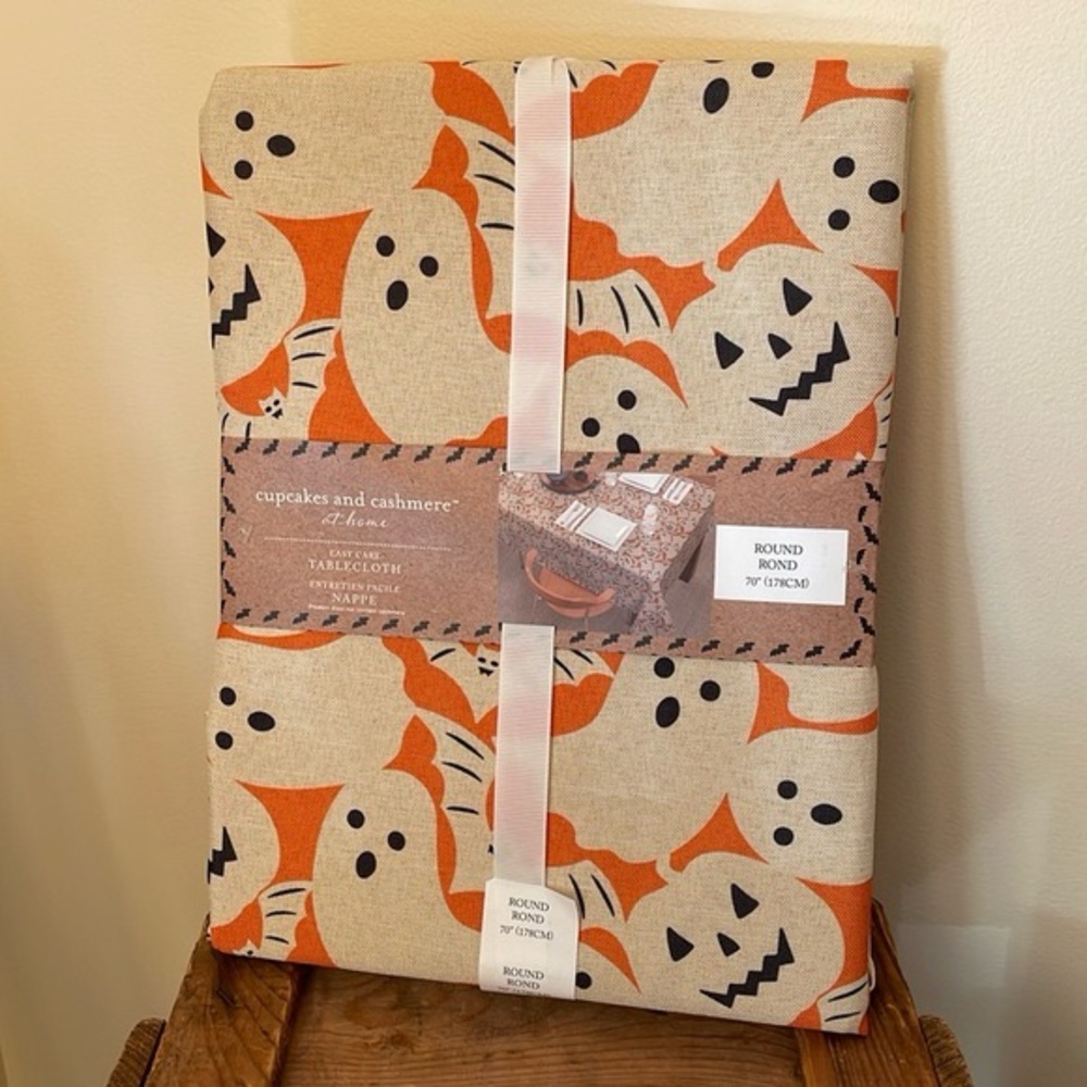 Cupcakes & Cashmere Round Tablecloth